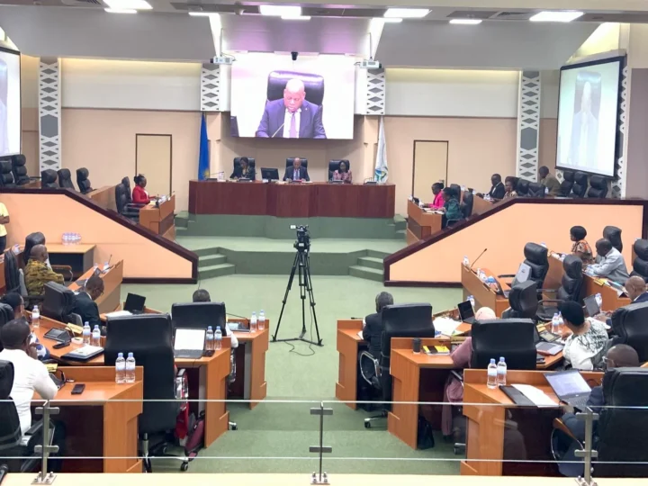 Abasenateri bagiye gusura abaturage harebwa iterambere ry’ubworozi mu gihugu hose