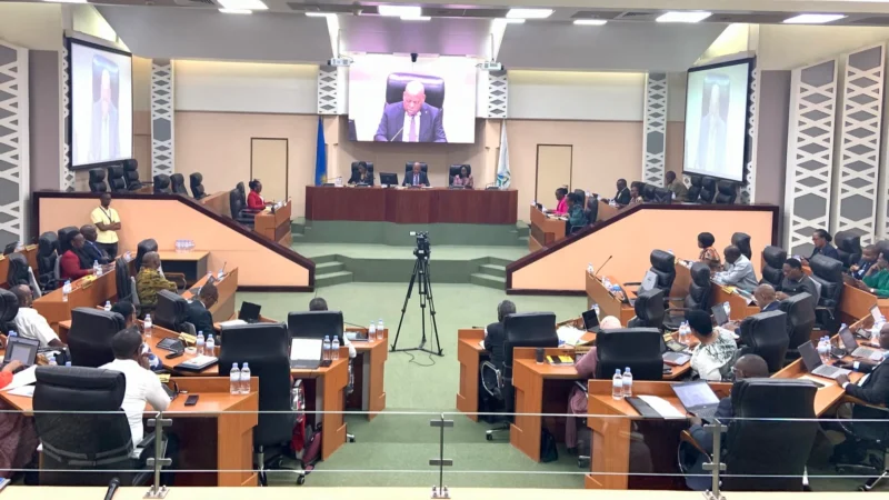 Abasenateri bagiye gusura abaturage harebwa iterambere ry’ubworozi mu gihugu hose